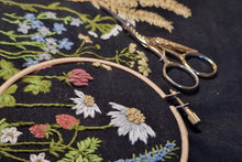 Last inn bildet i Galleri-visningsprogrammet, Materialpakke med opptak av webinar - Lær broderi med prosjektbag markblomst