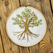 Load image into Gallery viewer, Broderisett: Tre i ulike sesonger, for voksne og barn