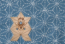 Load image into Gallery viewer, SASHIKO maler i tre - Asanoha