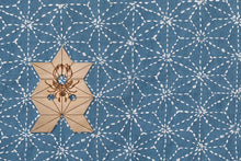 Load image into Gallery viewer, SASHIKO maler i tre - Asanoha