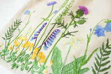Last inn bildet i Galleri-visningsprogrammet, NYHET! LÊr broderi med prosjektbag Engblomster (forhÄndssalg)