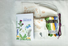 Last inn bildet i Galleri-visningsprogrammet, NYHET! Lær broderi med prosjektbag Engblomster