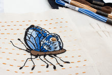 Load image into Gallery viewer, Lapping med broderi - Sommerfugl