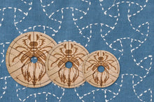 Load image into Gallery viewer, SASHIKO maler i tre - Maru Bishamon
