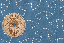 Load image into Gallery viewer, SASHIKO maler i tre - Maru Bishamon