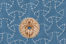 Load image into Gallery viewer, SASHIKO maler i tre - Maru Bishamon