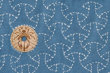 Load image into Gallery viewer, SASHIKO maler i tre - Maru Bishamon