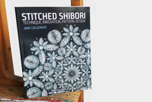 Last inn bildet i Galleri-visningsprogrammet, Bok, Stitched Shibori, Technique, innovation, pattern, design. Jane Callender (engelsk)