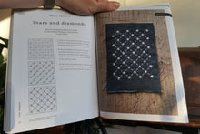 Last inn bildet i Galleri-visningsprogrammet, Bok, The Mending Directory, over 50 modern stitch patterns for visible repairs av Erin Eggenburg (Engelsk)