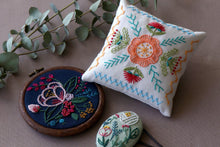 Last inn bildet i Galleri-visningsprogrammet, Garden Party broderisett, My First French Embroidery (Olympus)