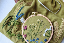 Load image into Gallery viewer, Materialpakke med opptak av webinar - Lær broderi med prosjektbag markblomst
