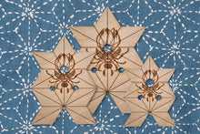 Load image into Gallery viewer, SASHIKO maler i tre - Asanoha
