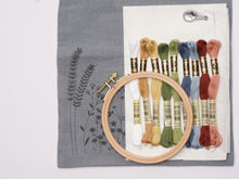 Last inn bildet i Galleri-visningsprogrammet, WORKSHOPS - Broderi, med prosjektbag markblomst
