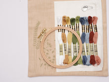 Last inn bildet i Galleri-visningsprogrammet, WORKSHOPS - Broderi, med prosjektbag markblomst
