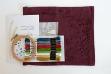 Load image into Gallery viewer, Materialpakke med opptak av webinar - Lær broderi med prosjektbag markblomst
