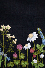 Load image into Gallery viewer, Materialpakke med opptak av webinar - Lær broderi med prosjektbag markblomst
