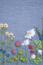 Load image into Gallery viewer, Materialpakke med opptak av webinar - Lær broderi med prosjektbag markblomst
