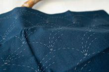 Load image into Gallery viewer, Hanafukin sashiko, marineblå
