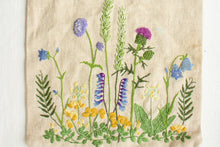 Last inn bildet i Galleri-visningsprogrammet, NYHET! Lær broderi med prosjektbag Engblomster
