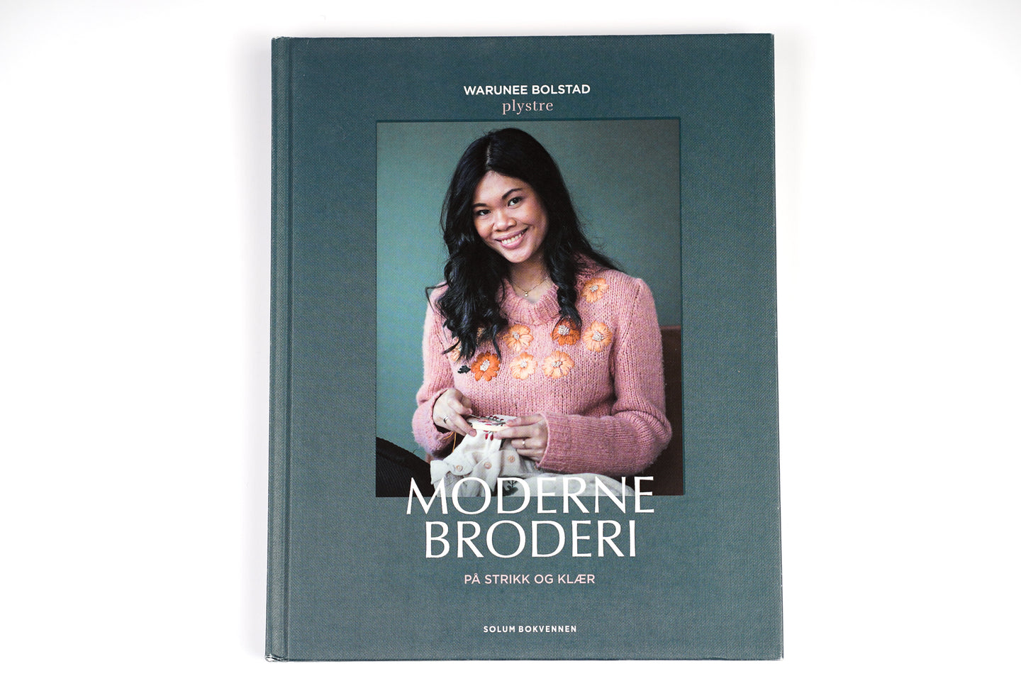 Bok, Moderne Broderi på strikk og klær av Warunee Bolstad - Plystre (norsk)