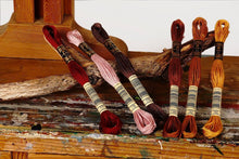Load image into Gallery viewer, Broderitråd, ensfarget, DMC, Farge 699 - 819
