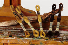 Load image into Gallery viewer, Broderitråd, ensfarget, DMC, Farge 820 - 951
