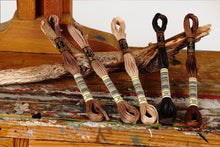 Load image into Gallery viewer, Broderitråd, ensfarget, DMC, Farge 820 - 951
