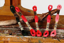 Load image into Gallery viewer, Broderitråd, ensfarget, DMC, Farge 820 - 951
