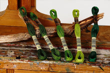 Load image into Gallery viewer, Broderitråd, ensfarget, DMC, Farge 820 - 951
