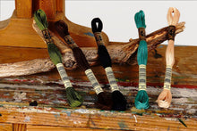 Load image into Gallery viewer, Broderitråd, ensfarget, DMC, Farge 820 - 951
