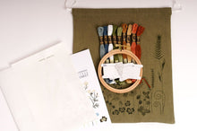 Last inn bildet i Galleri-visningsprogrammet, WORKSHOPS - Broderi, med prosjektbag markblomst
