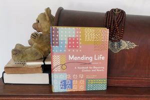 Bok, Mending Life - a handbook for repairing clothes and hearts, engelsk